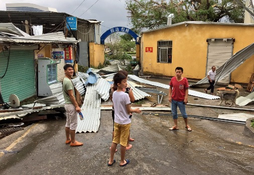Nhiều mái nhà ở thành phố Hạ Môn bị hất tung trong cơn bão Meranti. Ảnh: CNN.