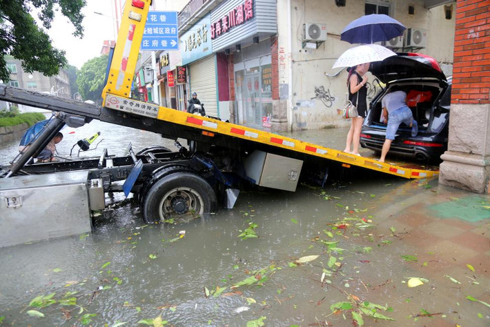 Đường phố ngập lụt ở thành phố Tuyền Châu khiến giao thông khó khăn. Ảnh: Reuters.