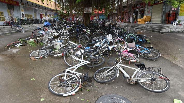 Xe đạp nằm la liệt ở thành phố Hạ Môn. Ảnh: Reuters.