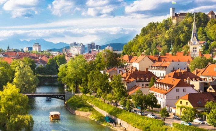 Đứng thứ 10 trong danh sách này là Slovenia, quốc gia có nhiều điểm du lịch hấp dẫn. Với hơn một nửa tổng diện tích quốc gia này được rừng bao phủ, Slovenia là một trong những "quốc gia xanh nhất thế giới".