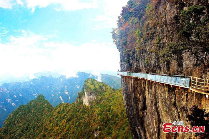 Lối đi bằng kính ngay bên vách đá ở núi Batai, thành phố Vạn Nguyên, tỉnh Tứ Xuyên, Trung Quốc. Lối đi dài 108 mét, rộng 1,6 mét và nằm ở độ cao lên tới 2.228 mét. Du khách có thể ngắm nghìn khung cảnh thiên nhiên hùng vĩ tuyệt đẹp khi đứng trên đây.