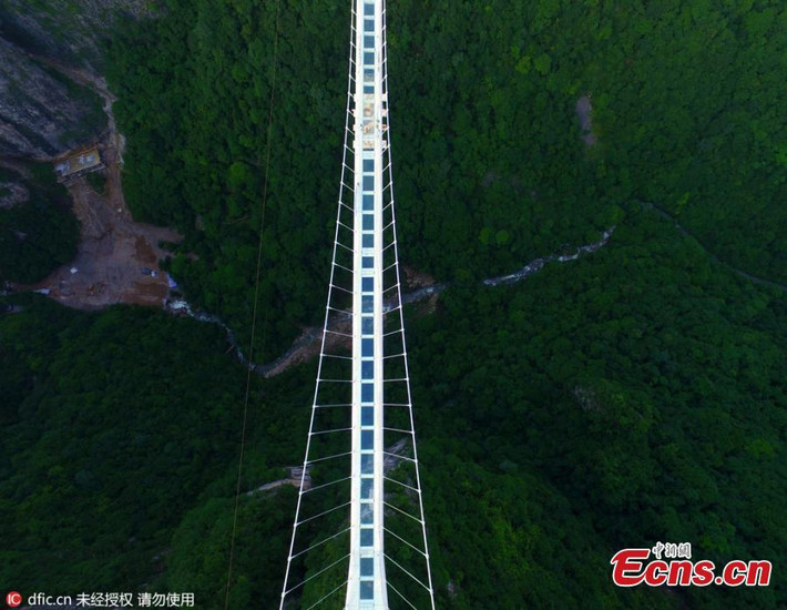 Cầu kính cao nhất thế giới ở Trung Quốc bắc qua hẻm núi lớn ở Công viên Rừng Quốc gia Trương Gia Giới, tỉnh Hồ Nam.