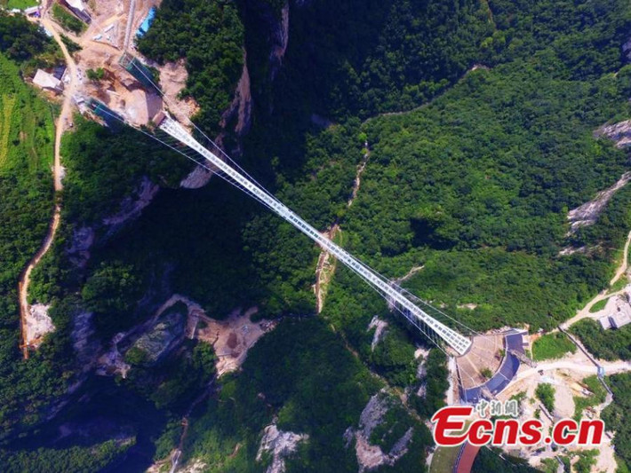 Cây cầu kính ở Trung Quốc này dài 430 mét, rộng 6 mét và nằm ở độ cao 300 mét so với mặt đất. Đáy cầu làm bằng một loại kính cường lực có sức chịu 800 người cùng một lúc.