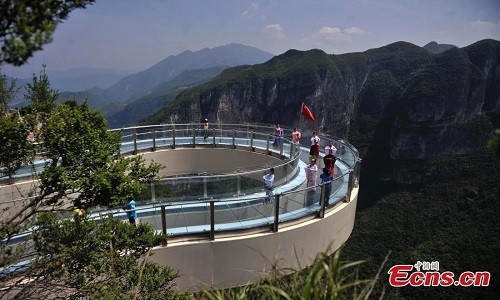 Những người mẫu trong trang phục truyền thống trình diễn trong lễ khai trương cây cầu kính ở khu danh lam thắng cảnh Longgang, quận Yunyang thành phố Trùng Khánh, Trung Quốc, ngày 26/4/2015. Cây cầu nằm ở độ cao 718 mét so với mặt đất.