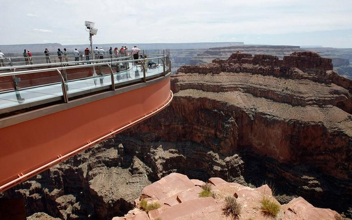Cây cầu kính hình móng ngựa ở bang Arizona, Mỹ, nằm ở độ cao hơn 1.200 mét so với mực nước sông Colorado.