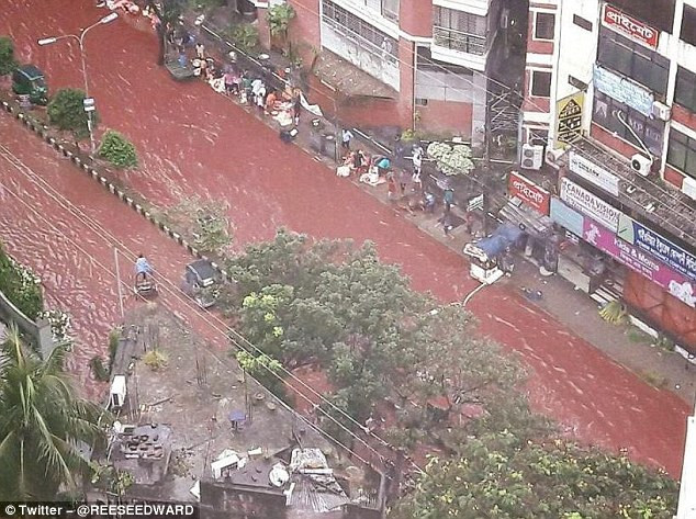 Cảnh tượng kinh hãi về "dòng sông máu" nhìn từ trên cao.