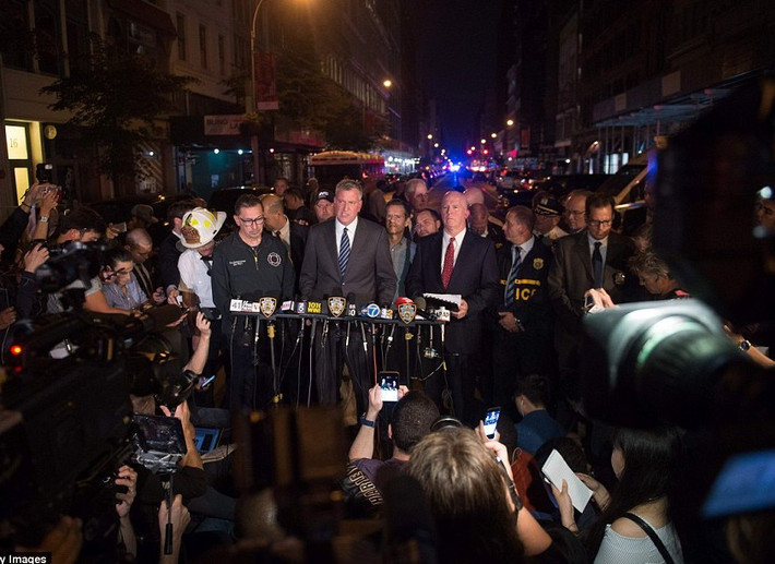 Tuy nhiên, Thị trưởng New York Bill de Blasio nói rằng không có lý do gì để cho rằng vụ nổ ở Chelsea liên quan đến khủng bố. “Các nhà điều tra đang lần theo mọi manh mối nhưng vẫn quá sớm để công bố chi tiết vụ việc”, ông cho hay.