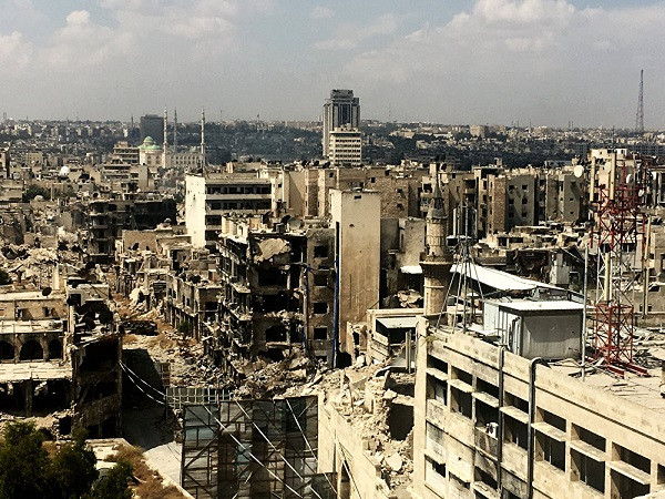 Tỉnh Aleppo cách thủ đô Damascus khoảng 360 m về phía bắc và cách biên giới với Thổ Nhĩ Kỳ khoảng 50 km về phía nam. Thành phố cổ nằm bên bờ sông Queiq.