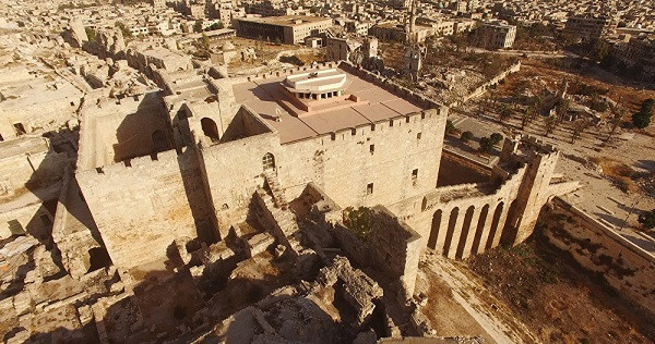 Khu thành cổ Aleppo có diện tích gần 3,5 km2. Hơn 120 nghìn người đang sinh sống trong khu vực này.