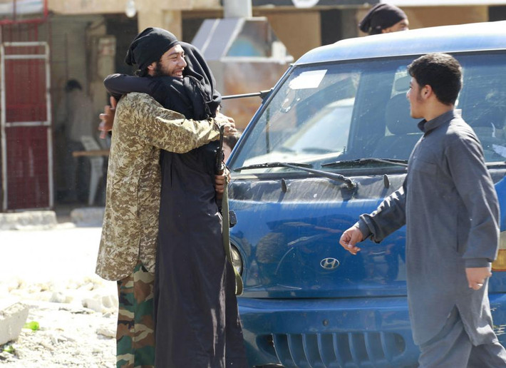 Chiến binh IS ăn mừng sau khi chiếm quyền kiểm soát căn cứ không quân Tabqa, gần Raqqa, Syria, ngày 24/8/2014.