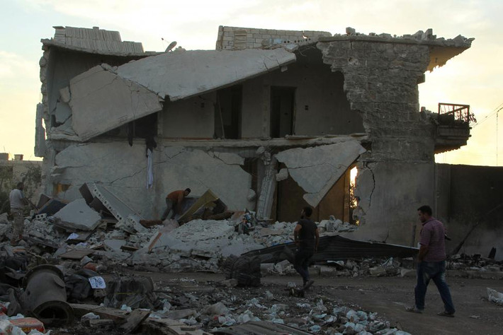 Một tòa nhà bị phá hủy trong vụ tấn công gần thành phố Aleppo.