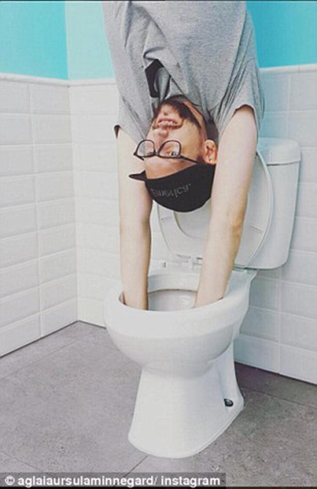 Các vị khách rất hứng thú tạo dáng để có được những bức ảnh "độc nhất vô nhị" trong ngôi nhà.