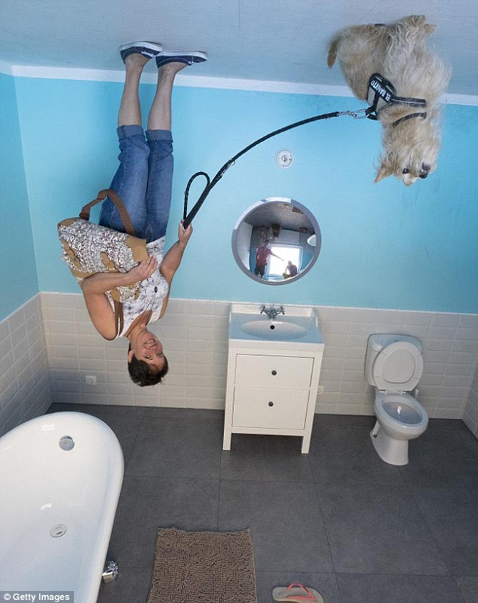 Trong nhà tắm, bồn tắm, chậu rửa hay toilet,... đều được "đính" trên trần nhà.