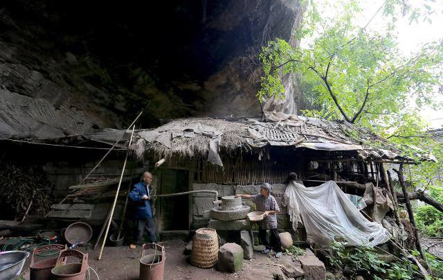 Hiện tại, trong hang động này có 3 phòng ngủ, 1 nhà bếp, 1 phòng khách. Ngoài ra, họ còn dựng một chuồng lợn...