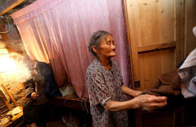 Lúc mới cưới, vì không có tiền mua nhà trong làng nên vợ chồng cụ Liang đã quyết định chuyển vào hang sinh sống. Càng ở lâu, họ càng cảm thấy gắn bó với nơi này.