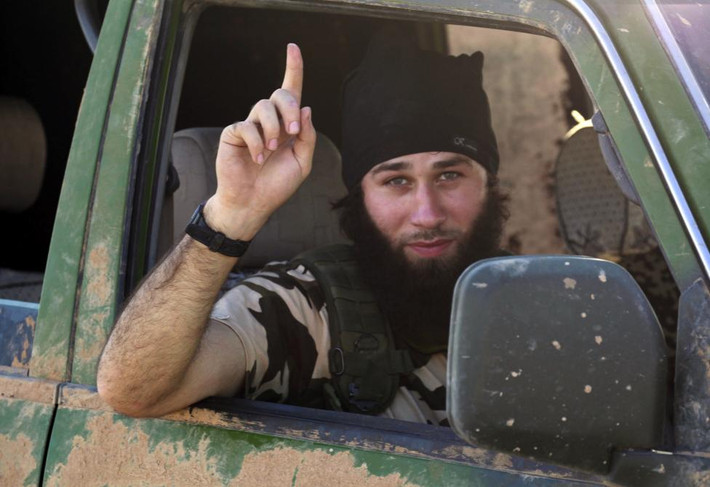 Một chiến binh IS ngồi trong chiếc xe ở thị trấn Kobani, Syria, sau khi nhóm IS chiếm quyền kiểm soát khu vực này ngày 7/10/2014.