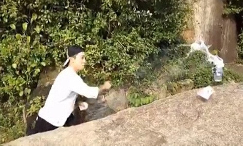 Khoảnh khắc "cao thủ Kung fu" phi lá bài khiến nước trong lon bia bắn tung ra ngoài.