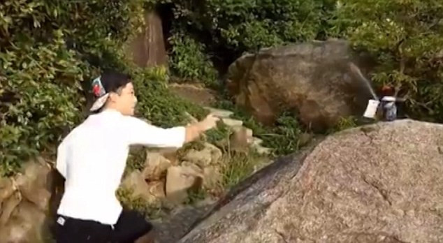 Được biết, để đạt được khả năng điêu luyện như thế này, “thầy Kung fu” Zhou đã phải khổ luyện trong suốt 11 năm.