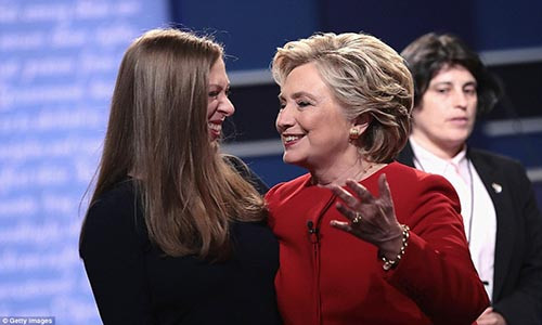 Bà Clinton cười vui vẻ với con gái sau cuộc tranh luận căng thẳng.