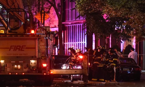 Lính cứu hỏa thành phố New York được triển khai gần khu vực xảy ra vụ nổ ở khu Chelsea, Manhattan, hôm 17/9. Hiện, cảnh sát đang điều tra vụ việc. Ảnh: Reuters.