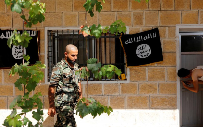 Một tay súng FSA đi bên ngoài một tòa nhà ở Jarablus hôm 31/8.