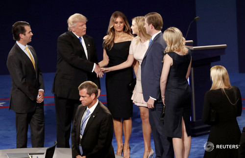 Tỷ phú Donald Trump trò chuyện với những người thân trong gia đình ông sau khi cuộc tranh luận kéo dài 90 phút kết thúc.