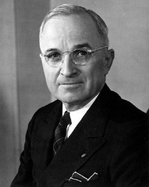 Tỷ lệ ủng hộ dành cho tổng thống thứ 33 của Mỹ, Harry S. Truman, là 42,6%. Ông đảm nhiệm vai trò người đứng đầu nước Mỹ trong suốt 7 năm 9 tháng (từ năm 1945 đến 1953).