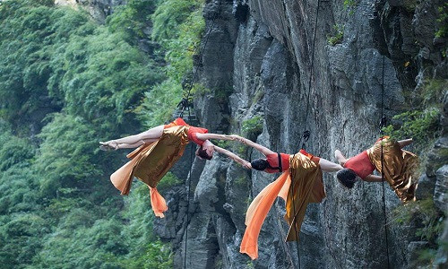 Họ thực hiện cả những màn nhào lộn ngay trên vách đá ở độ cao chót vót.