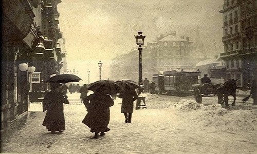 Người dân che ô đi dưới trời mưa tuyết ở đại lộ Maurice Lemonnie, thủ đô Brussels của Bỉ.