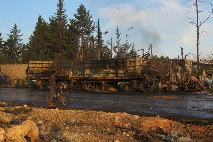 Được biết, vụ không kích xảy ra sau lệnh ngừng bắn ở Syria một tuần. Ảnh: Một chiếc xe chở hàng viện trợ nhân đạo bị phá hủy.