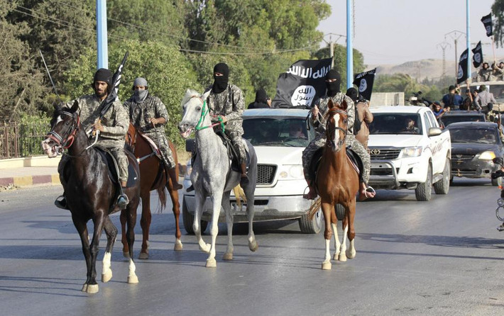 Một số tay súng IS cưỡi ngựa trên đường phố tỉnh Raqqa ngày 30/6/2014.
