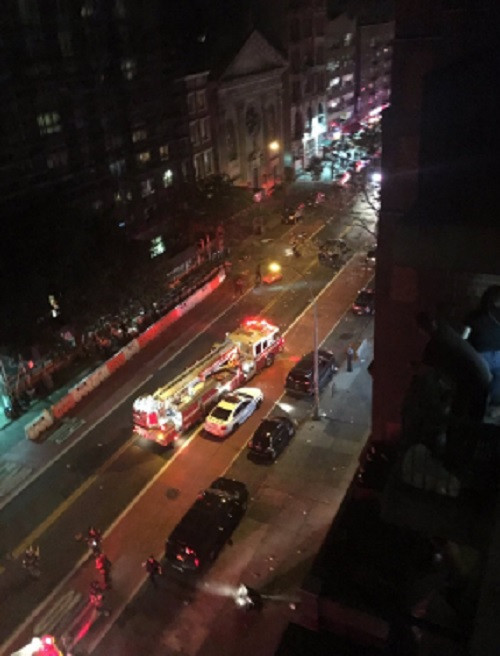 Sở cứu hỏa New York (FDNY) cho biết, ít nhất 2 tòa nhà đã được sơ tán khỏi khu vực quanh hiện trường xảy ra vụ nổ. Ảnh: RT.
