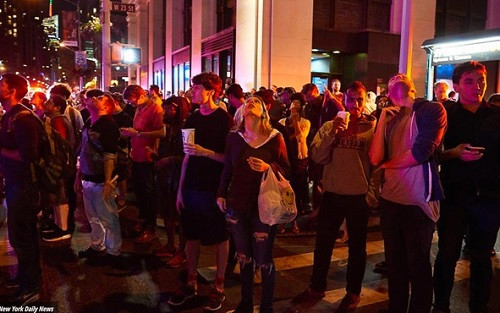Người dân hoảng sợ đổ ra ngoài đường sau vụ nổ. Ảnh: NY Daily News.