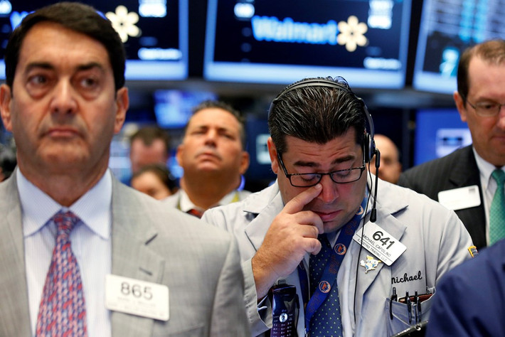 Nhân viên Sàn giao dịch chứng khoán New York (NYSE) dành phút mặc niệm để tưởng nhớ các nạn nhân vụ khủng bố ngày 11/9. "Khó mà tưởng tượng vùng Hạ Manhattan đã phát triển như ngày nay sau khi trải qua bi kịch cách đây 15 năm", Thomas DiNapoli, một quan chức New York, nói.