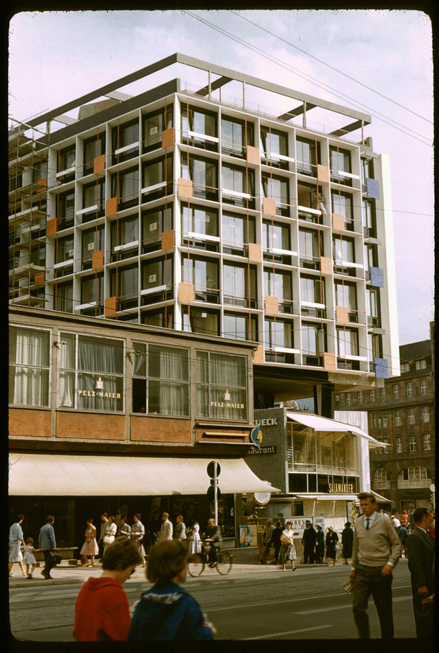 Người dân đi lại tấp nập trên đường phố ở Stuttgart hồi tháng 7/1958.