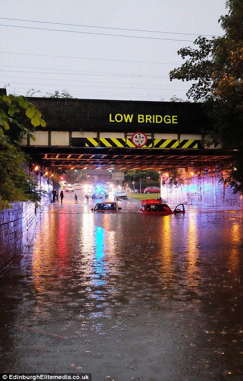 Những chiếc ô tô ngập chìm trong biển nước ở Manchester.