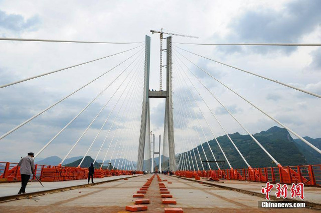 Cầu Bắc Bàn Giang nằm ở độ cao 565 m so với mặt nước sông. Quá trình xây dựng bề mặt cơ bản của cây cầu này đã hoàn thành hôm 10/9.