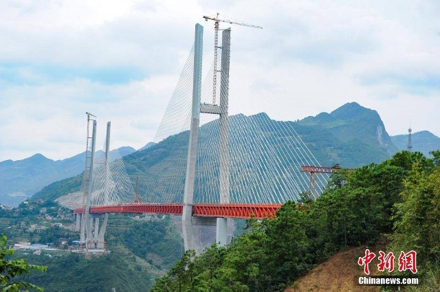 Kinh phí xây dựng cây cầu là 1 tỉ nhân dân tệ. Đây là một phần trong gói tài chính trị giá 4,7 nghìn tỷ nhân dân tệ của Trung Quốc nhằm cải thiện cơ sở hạ tầng giao thông, đặc biệt ở các những khu vực xa xôi.