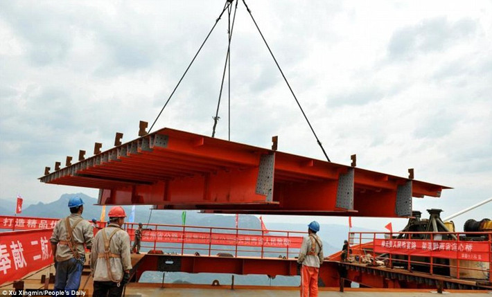 Các công nhân làm việc trên cây cầu cao nhất thế giới ở Trung Quốc.