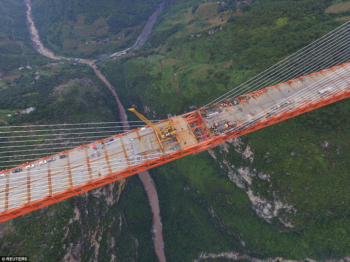 Quá trình hoàn thiện cây cầu nhìn từ trên cao.