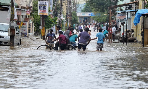 Đường phố ngập lụt ở Hyderabad, thủ phủ của bang Telangana. Mưa lớn cũng làm ảnh hưởng đến cuộc sống của người dân ở bang Andhra Pradesh.