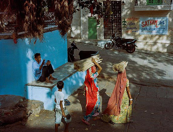 Những người phụ nữ Ấn Độ đem chổi đi bán ở thành phố Jodhpur.