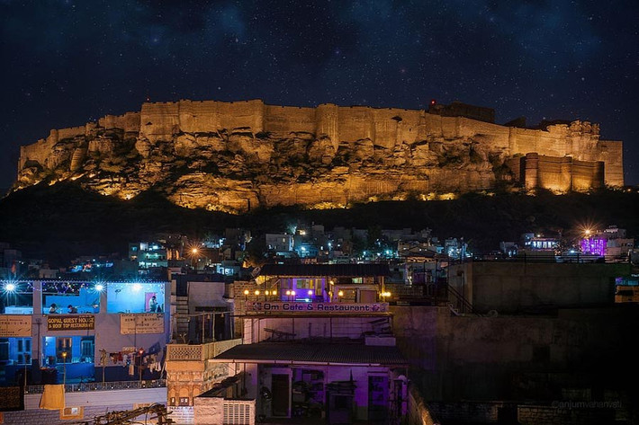 Lonely Planet mô tả Jodhpur là một thành phố xanh với những con phố cổ, những cửa hàng và khu chợ bày bán đầy đủ mọi thứ,...