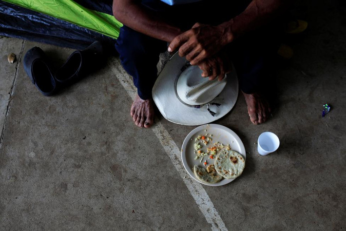 Bữa ăn trưa đơn giản của một người tị nạn El Salvador.