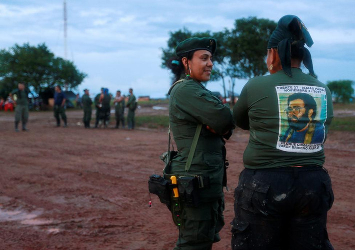 Các chiến binh nổi dậy FARC trò chuyện tại một lán trại gần El Diamante hôm 13/9.