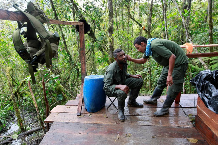 Các chiến binh thuộc Mặt trận 51 của FARC cắt tóc, cạo râu tại một doanh trại ở Cordillera Oriental, Colombia, hôm 26/8.
