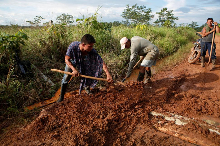 Một thành viên của FARC sửa chữa đường sá chuẩn bị cho sự kiện quan trọng sắp tới.