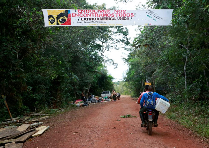 Hiện, Quốc hội Colombia đang xem xét thỏa thuận hòa bình chính thức trước khi công bố chuẩn bị cho cuộc trưng cầu dân ý. Ảnh: Các chiến binh của FARC chở đồ tới một lán trại chuẩn bị cho sự kiện quan trọng này.