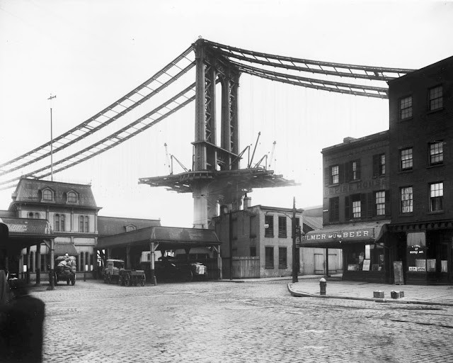 Cây cầu Manhattan đang trong quá trình xây dựng vào khoảng năm 1909.