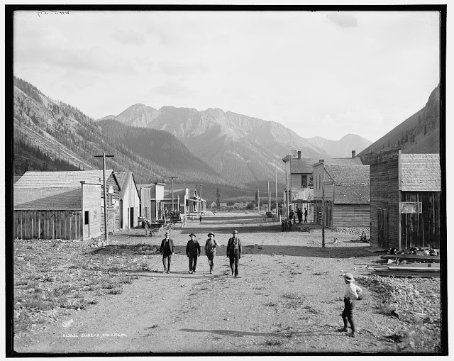 Những cư dân Mỹ dạo bước trên đường phố Eureka, Colorado, vào khoảng năm 1900.